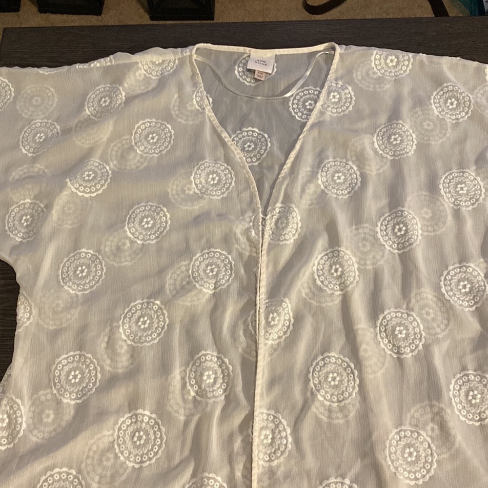 Knox Rose sheer cream kimono. Size S/M. Cute flower pattern. Off-white. - Picture 5 of 16